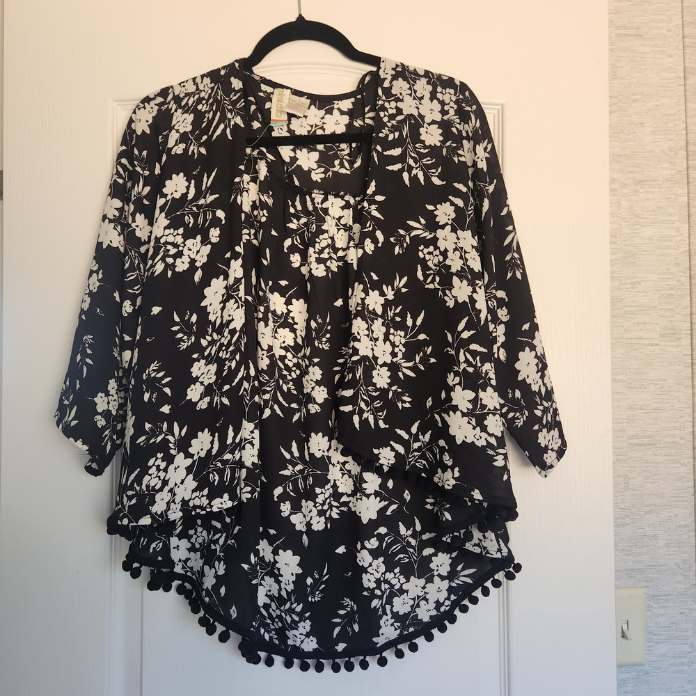 Mimi Chica Black and White Floral Blouse Size L Euc